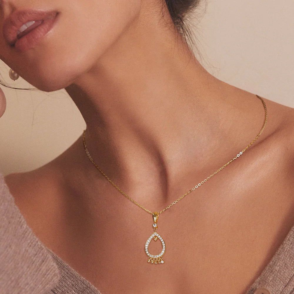 Collier délicat en or courbé moissanite