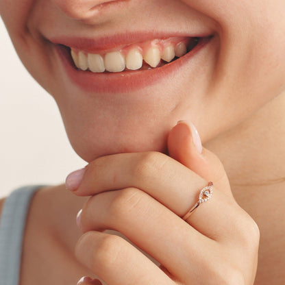 Bague avec pierres précieuses pour les yeux regardants