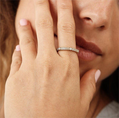 Bague avec pierres précieuses éternelles danse ronde