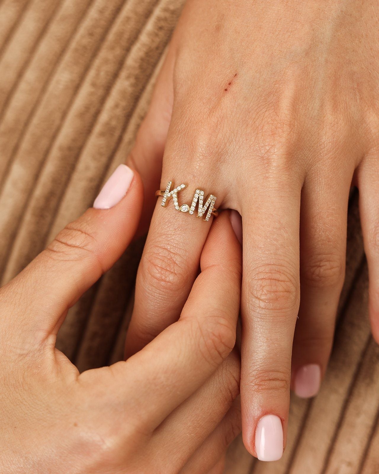 Bague combinée lettre pavée ouverte