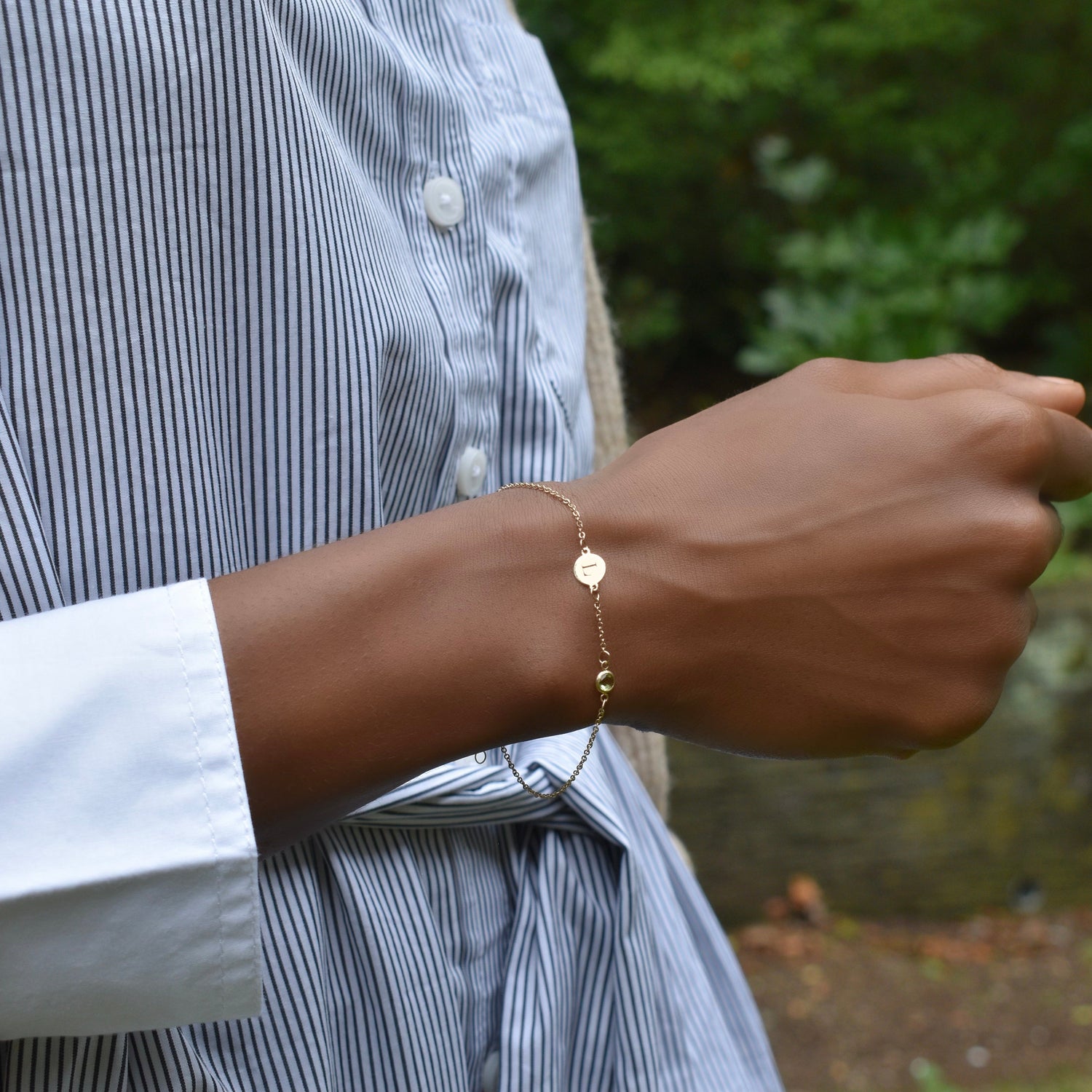 Bracelet classique avec pierre de naissance et lettre